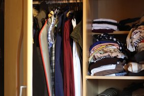 Kleiderschrank gefüllt mit Klamotten