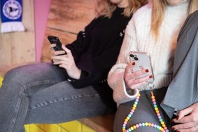 Zwei Mädels scrollen auf dem Smartphone