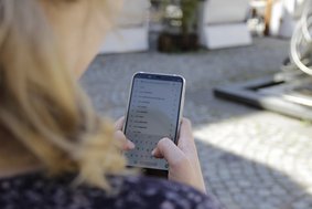 Frau tippt auf Smartphone etwas ein