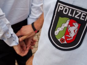 Die Polizei Lippe nimmt einen Mann fest