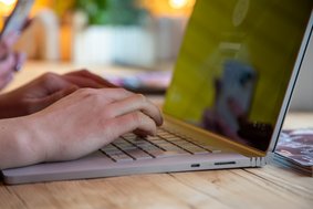 Hände am Laptop