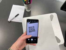 Smartphone scannt mit Kamera-App einen QR-Code