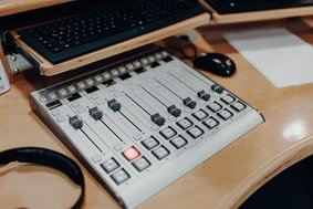 Mischpult im Sendestudio