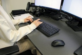 Mädchen tippt am Computer