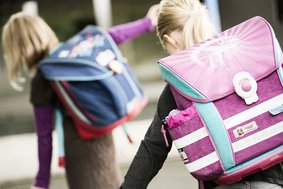 Kinder mit Schulranzen