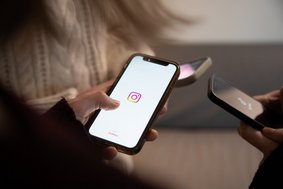 Personen nutzen Instagram auf dem Smartphone