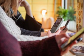 Mehrere Personen tippen auf ihren Smartphones