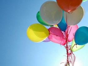 Bunte Luftballons am Himmel