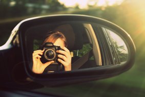 Frau fotografiert mit einer Kamera